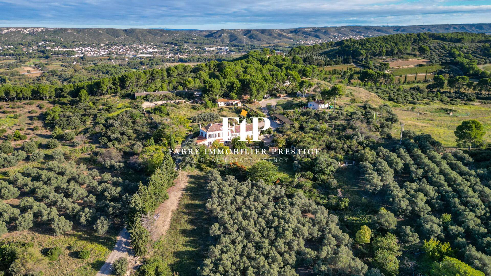 Exploitation agricole- Mas et d\u00e9pendances proche d'Aix en Provence