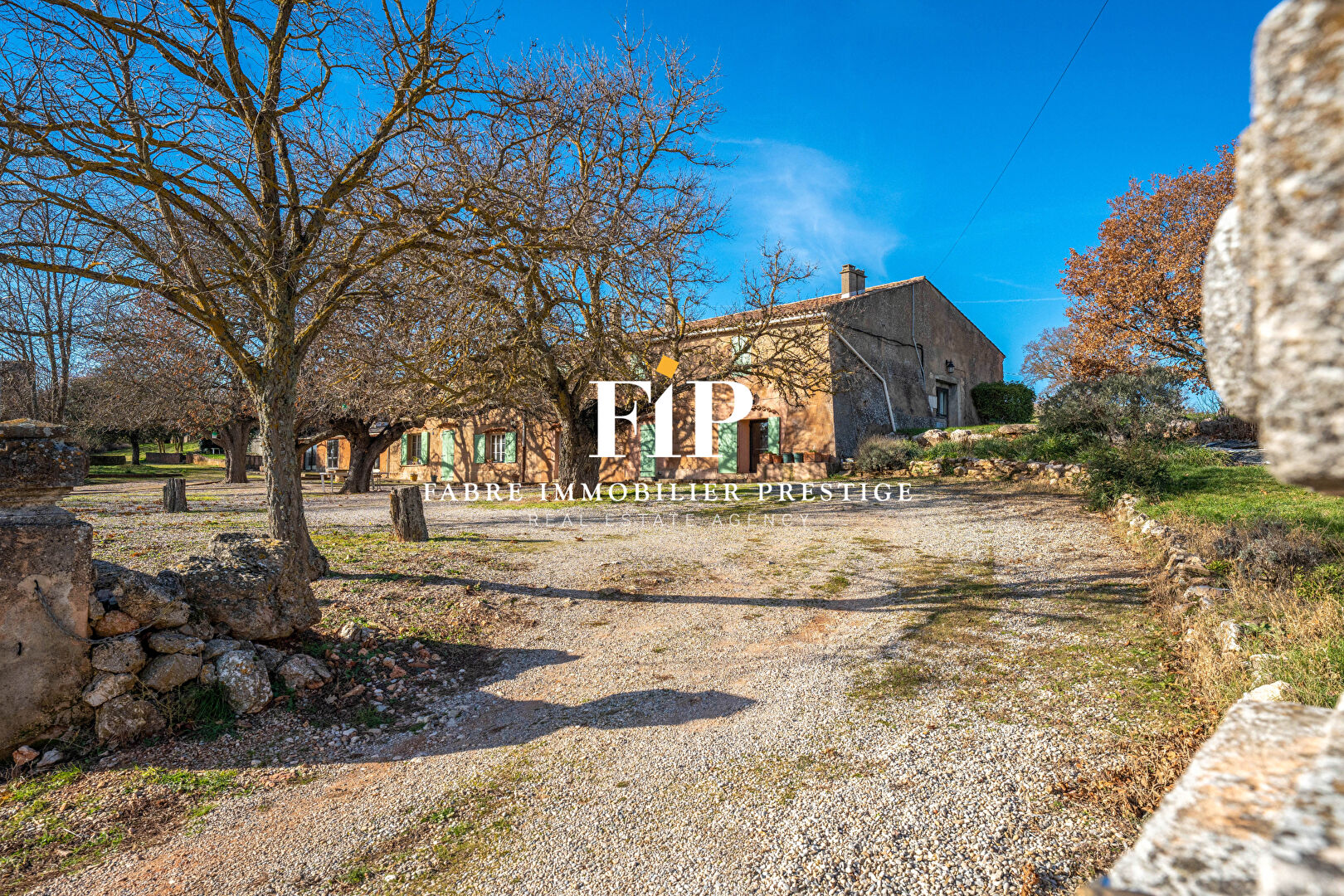 Domaine et Demeure de prestige :15 pi\u00e8ce(s) 1422 m2 sur 220 hectares bois\u00e9es pr\u00e8s d'Aix en Provence