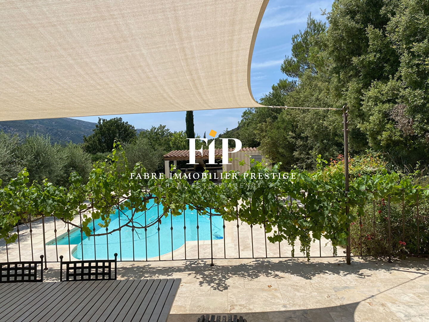 Proche Aix-en-Provence (Vue panoramique) : Propri\u00e9t\u00e9 de charme (300m2) avec 5 chambres sur terrain de 1ha (Vauvenargues)